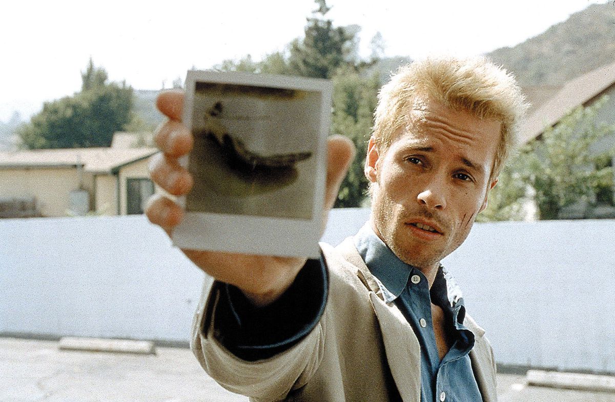 12 Minutes Oyununa İlham Veren 3 Yönetmen & 6 Film 3 Memento (2000) Christopher Nolan • 12 Minutes Oyununa İlham Kaynağı Olan Film ve Yönetmenler